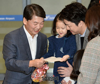 [포토] 귀국 축하 선물 받는 안철수 