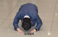 [포토] 귀국한 안철수, 큰절 인사