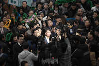 [포토] 총선 불출마 선언 후 공항 나서는 안철수