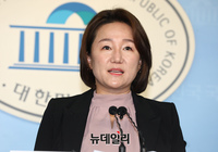 [포토] 출마 기자회견 갖는 이재정