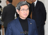 [포토] 故 신격호 빈소 조문하는 김학용 의원