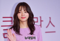 [포토] 손인사하는 배우 조유정