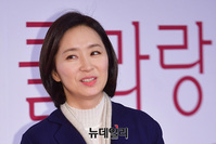 [포토] 배우 윤유선 "나들이 나왔어요"