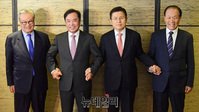 [포토] 손잡은 황교안 한국당 대표와 전직 대표들