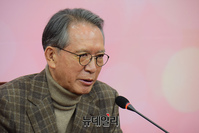 [포토] 김형오 위원장 '공천관리위원회 명단' 발표 