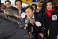 [포토] 귀성객에게 설 인사하는 황교안 대표