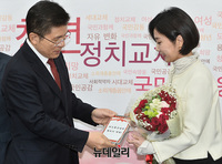 [포토] 꽃다발 수여 받는 한국당 영입 인재 7호 허은아