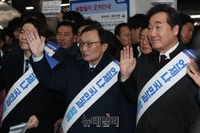 [포토] 설 맞이 귀성인사하는 더불어민주당