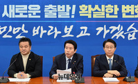 [포토] 민주당 원내대책회의, 발언하는 이인영