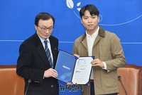 [포토] 민주당 입당원서 제출한 조동인 