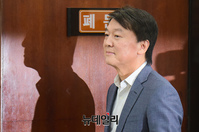 [포토] 탈당기자회견 위해 입장하는 안철수
