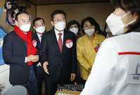 [포토] 우한폐렴 선별 진료소 격려 방문한 황교안