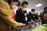 [포토] 손세정제 바르는 황교안 