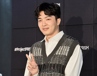 [포토] 브이 포즈한 가수 적재 