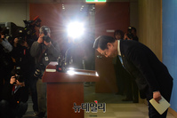 [포토] 정론관 떠나는 김두관 민주당 의원