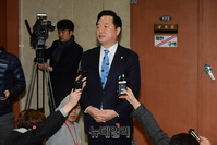 [포토] 기자들의 질문에 답하는 김두관 의원