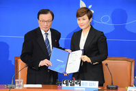 [포토] 입당원서 제출하는 임오경 전 서울시청 여자 핸드볼팀 감독