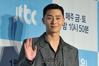 [포토] 박서준, 반가운 손인사