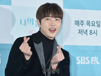 [포토] 산들, 팬심 녹이는 하트포즈