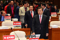 [포토] 의원총회 참석하는 황교안-심재철