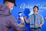 [포토] SNS 업로드용 사진 촬영하는 헨리