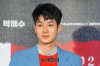 [포토] 화사하게 포인트 준 최우식