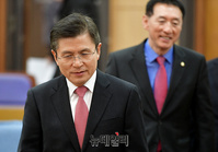 [포토] 자유한국당 청년정책연구소 출범식 입장하는 황교안