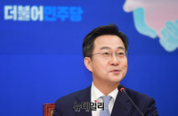 [포토] 박성준 전 JTBC 아나운서, 더불어민주당 입당