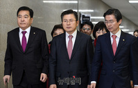 [포토] 최고위 입장하는 한국당 지도부