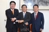 [포토] 손잡은 여야3당 교섭단체 원내수석부대표