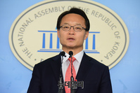 [포토] 출마 기자회견 갖는 조해진 전 의원