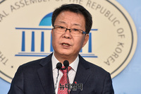 [포토] 국회의원 출마 기자회견 갖는 윤종운