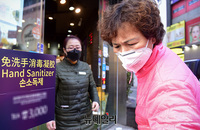 [포토] 마스크 착용하고 명동 찾은 외국인들