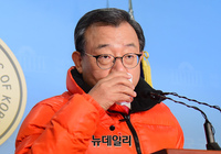 [포토] 물 마시는 이정현 의원