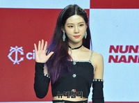 [포토] 시그니처 셀린, 반가운 손인사