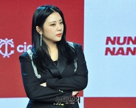 [포토] 블랙수트 입은 시그니처 '선'