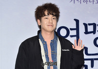 [포토] 손인사하는 배우 안승균