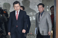 [포토] 한국당 주요당직자 회의 입장하는 황교안