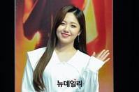 [포토] 정다경, 반가운 손인사