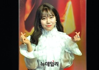 [포토] 두손 가득 하트 날리는 가수 김희진