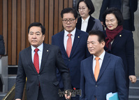 [포토] 한국당 원내대책회의 입장하는 심재철