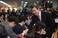 [포토] 종로 출마 선언 후 당사 나서는 황교안