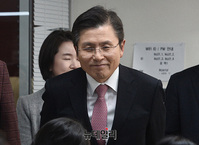 [포토] '종로 출마' 선언 위해 회견장 입장하는 황교안