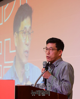 [포토] "무너진 정의와 공정의 회복" 주제로 강연하는 진중권