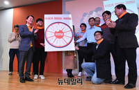 [포토] 국민당 창당 퍼포먼스 하는 안철수 