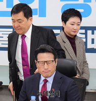 [포토] 자리에 앉는 심재철-정병국-이언주