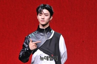 [포토] 시그니처 포즈한 더보이즈 큐