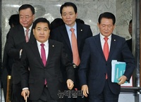 [포토] 원내대책회의 입장하는 심재철 한국당 원내대표