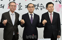 [포토] 손 맞잡은 '황교안-김형오-태영호'