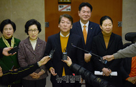 [포토] 기자들의 질문에 답하는 안철수 국민당 창당준비위원장